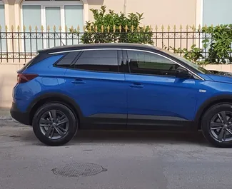 Vista frontal de un Opel Grandland X de alquiler en el aeropuerto de Atenas, Grecia ✓ Coche n.º 9277. ✓ Automático TM ✓ 0 opiniones.