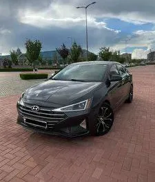 Predný pohľad na prenajaté auto Hyundai Elantra v v Jerevane, Arménsko ✓ Auto č. 9127. ✓ Prevodovka Automatické TM ✓ Hodnotenia 0.