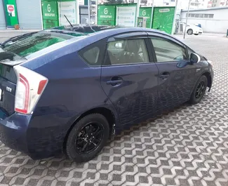 Toyota Prius 2012 automobilio nuoma Gruzijoje, savybės ✓ Benzinas degalai ir 120 arklio galios ➤ Nuo 93 GEL per dieną.