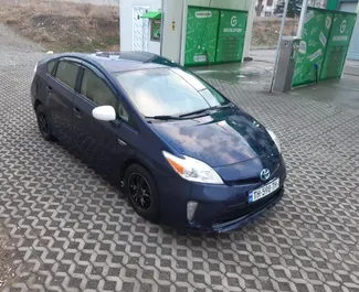 Vista frontal de un Toyota Prius de alquiler en Tiflis, Georgia ✓ Coche n.º 9239. ✓ Automático TM ✓ 0 opiniones.