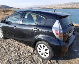 Toyota Prius C 2014 متاحة للإيجار في في تبليسي، مع حد أقصى للمسافة غير محدود.