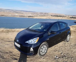 Vista frontal de un Toyota Prius C de alquiler en Tiflis, Georgia ✓ Coche n.º 9235. ✓ Automático TM ✓ 0 opiniones.