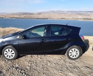 Motor Benzín 1,5L Toyota Prius C 2014 k pronájmu v Tbilisi.