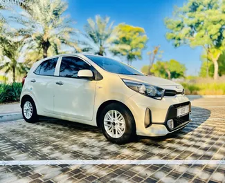 Vista frontal de un Kia Picanto de alquiler en el aeropuerto Al Maktoum de Dubai, EAU ✓ Coche n.º 9119. ✓ Automático TM ✓ 0 opiniones.