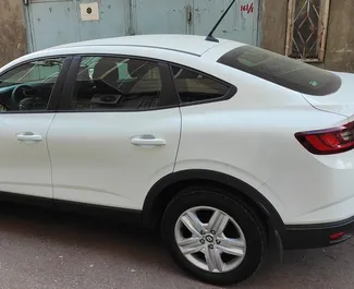 Vista frontal de un Renault Arkana de alquiler en Ereván, Armenia ✓ Coche n.º 9054. ✓ Automático TM ✓ 0 opiniones.