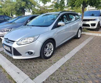 Vista frontal de un Ford Focus SW de alquiler en Podgorica, Montenegro ✓ Coche n.º 9315. ✓ Automático TM ✓ 0 opiniones.