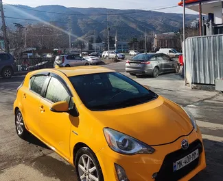 トビリシにて、グルジアにてでのToyota Prius C #9303 自動カーレンタル、1.5Lエンジン搭載 ➤ ラシャから。