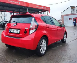 Ενοικίαση αυτοκινήτου Toyota Prius C 2015 στη Γεωργία, περιλαμβάνει ✓ καύσιμο Υβριδικό και 75 ίππους ➤ Από 63 GEL ανά ημέρα.