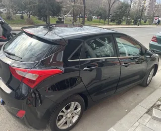 ティラナ空港にて、アルバニアにてでのHyundai i30 #9031 自動カーレンタル、1.6Lエンジン搭載 ➤ ロミオから。