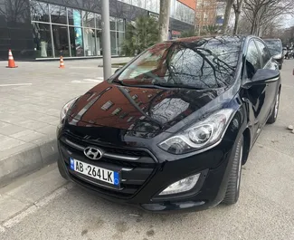 Vista frontal de un Hyundai i30 de alquiler en el aeropuerto de Tirana, Albania ✓ Coche n.º 9031. ✓ Automático TM ✓ 1 opiniones.