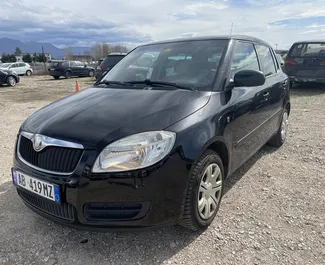 Vue de face d'une location Skoda Fabia à l'aéroport de Tirana, Albanie ✓ Voiture #9322. ✓ Manuelle TM ✓ 0 avis.