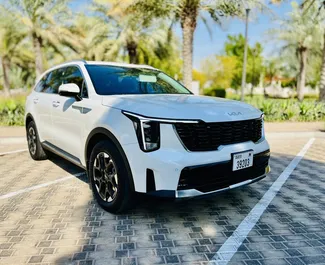 Vista frontal de un Kia Sorento de alquiler en el aeropuerto Al Maktoum de Dubai, EAU ✓ Coche n.º 8932. ✓ Automático TM ✓ 0 opiniones.