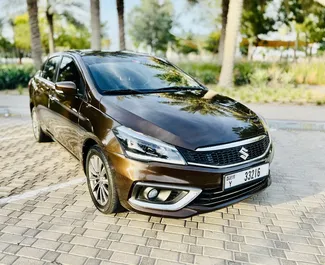 Vista frontal de um aluguel Suzuki Ciaz no Aeroporto Al Maktoum do Dubai, Emirados Árabes Unidos ✓ Carro #9130. ✓ Transmissão Automático TM ✓ 0 avaliações.