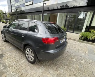 Vista frontal de un Audi A3 de alquiler en el aeropuerto de Tirana, Albania ✓ Coche n.º 9250. ✓ Manual TM ✓ 0 opiniones.