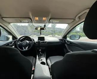 Interiér Mazda 3 na prenájom v v Arménsku. Skvelé auto so sedadlami pre 5 osôb s prevodovkou Automatické.