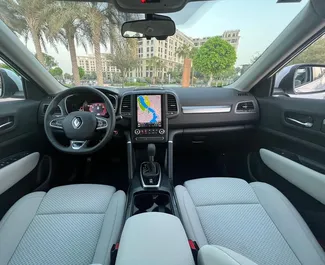 Renault Koleos location. Confort, Crossover Voiture à louer dans les EAU ✓ Dépôt de 2000 AED ✓ RC, SCDW options d'assurance.