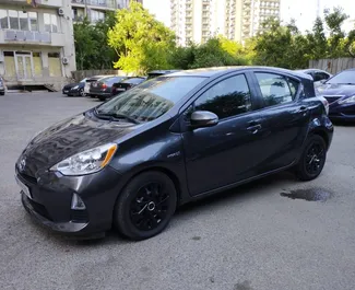 Alquiler de Toyota Prius C. Coche Economía, Confort para alquilar en Georgia ✓ Depósito de 50 GEL ✓ opciones de seguro TPL, SCDW, Pasajeros, Robo.