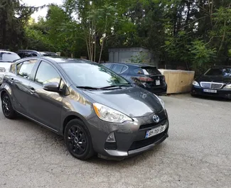 Ενοικίαση αυτοκινήτου Toyota Prius C 2013 στη Γεωργία, περιλαμβάνει ✓ καύσιμο Υβριδικό και 99 ίππους ➤ Από 75 GEL ανά ημέρα.