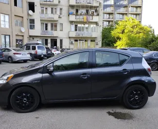 Toyota Prius C 2013 tilgjengelig for leie i Tbilisi, med ubegrenset kilometergrense.