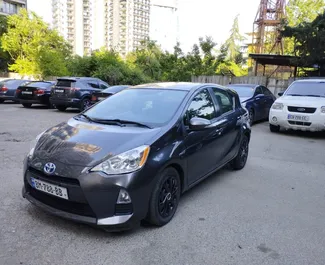 Vista frontal de un Toyota Prius C de alquiler en Tiflis, Georgia ✓ Coche n.º 9242. ✓ Automático TM ✓ 1 opiniones.