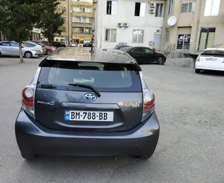 Interiøret til Toyota Prius C til leie i Georgia. En flott 5-seters bil med Automatisk-gir.