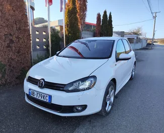 Vue de face d'une location Volkswagen Golf 6 à Tirana, Albanie ✓ Voiture #9318. ✓ Automatique TM ✓ 0 avis.