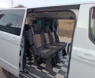 Ford Tourneo Custom 2014 διαθέσιμο για ενοικίαση στα Τίρανα, με όριο χιλιομέτρων απεριόριστο.