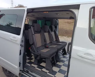 Ford Tourneo Custom 2014 متاحة للإيجار في في تيرانا، مع حد أقصى للمسافة غير محدود.