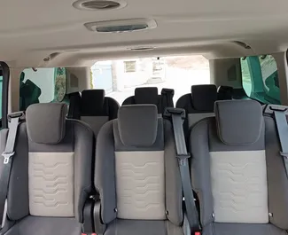 Ford Tourneo Custom kiralama için Arnavutluk'ta iç mekanı. Harika bir 8 koltuklu araba, Otomatik şanzıman ile.