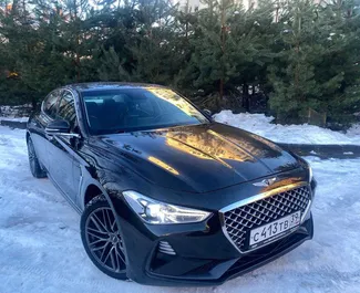 Sprednji pogled najetega avtomobila Genesis G70 v v Kaliningradu, Rusija ✓ Avtomobil #8975. ✓ Menjalnik Samodejno TM ✓ Mnenja 0.