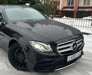 Sprednji pogled najetega avtomobila Mercedes-Benz E200 v v Kaliningradu, Rusija ✓ Avtomobil #8977. ✓ Menjalnik Samodejno TM ✓ Mnenja 0.