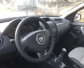 Εσωτερικό του Dacia Duster προς ενοικίαση στην Αλβανία. Ένα εξαιρετικό αυτοκίνητο 5-θέσεων με κιβώτιο ταχυτήτων Χειροκίνητο.