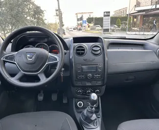 Dacia Duster 2017 na voljo za najem v v Tirani, z omejitvijo prevoženih kilometrov neomejeno.