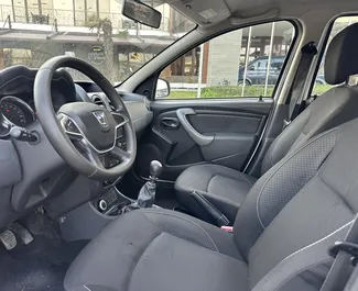 داخلية Dacia Duster للإيجار في في ألبانيا. سيارة رائعة بـ 5 مقاعد وناقل حركة يدوي.