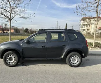 Vista frontal de un Dacia Duster de alquiler en Tirana, Albania ✓ Coche n.º 9280. ✓ Manual TM ✓ 0 opiniones.