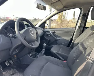 Interior do Dacia Duster para aluguer na Albânia. Um excelente carro de 5 lugares com transmissão Manual.