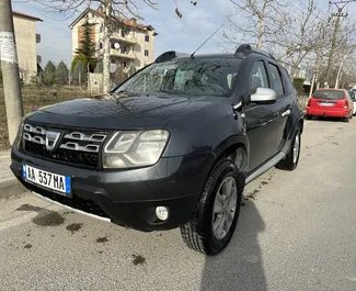 Sprednji pogled najetega avtomobila Dacia Duster v v Tirani, Albanija ✓ Avtomobil #9320. ✓ Menjalnik Priročnik TM ✓ Mnenja 0.