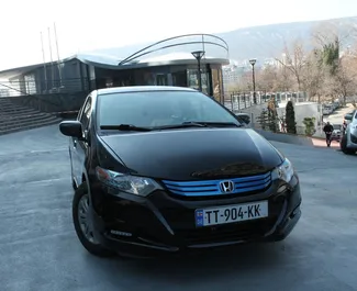 Predný pohľad na prenajaté auto Honda Insight v v Tbilisi, Georgia ✓ Auto č. 9244. ✓ Prevodovka Automatické TM ✓ Hodnotenia 2.