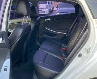 Interior de Hyundai Accent para alquilar en Albania. Un gran coche de 5 plazas con transmisión Automático.