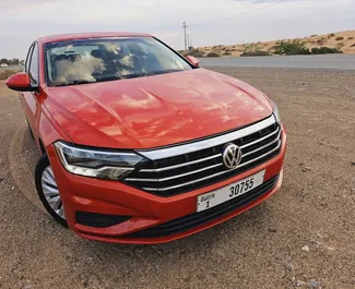 Volkswagen Jetta bérlése. Gazdaságos, Kényelmes típusú autó bérlése az Egyesült Arab Emírségekben ✓ Letét 1000 AED ✓ Biztosítási opciók: TPL, CDW.