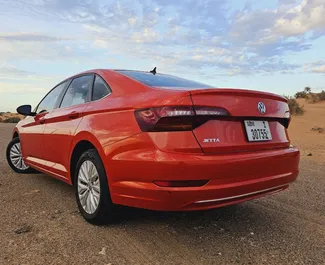 두바이에서에서 사용 가능한 전면 드라이브 시스템이 장착된 Volkswagen Jetta 2019.