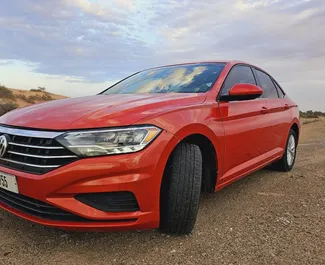 Vista frontal de um aluguel Volkswagen Jetta no Dubai, Emirados Árabes Unidos ✓ Carro #7094. ✓ Transmissão Automático TM ✓ 2 avaliações.