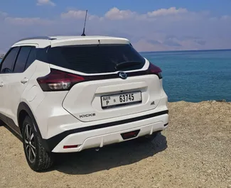 Interior de Nissan Kicks para alquilar en los EAU. Un gran coche de 5 plazas con transmisión Automático.