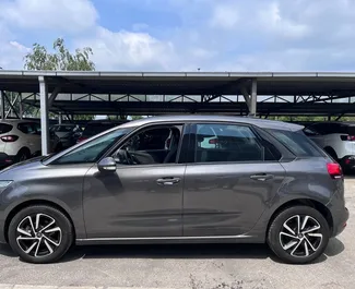 Predný pohľad na prenajaté auto Citroen C4 Picasso v v Novom Sade, Srbsko ✓ Auto č. 9210. ✓ Prevodovka Automatické TM ✓ Hodnotenia 0.