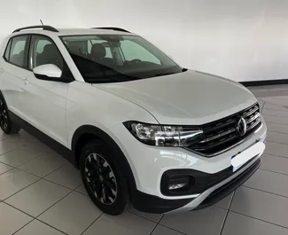 Vista frontal de un Volkswagen T-Cross de alquiler en el aeropuerto de Tenerife Sur, España ✓ Coche n.º 9506. ✓ Manual TM ✓ 0 opiniones.