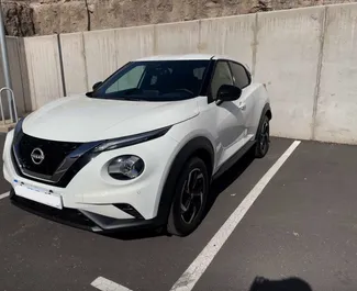 Vista frontal de um aluguel Nissan Juke no aeroporto de Tenerife Sul, Espanha ✓ Carro #9511. ✓ Transmissão Automático TM ✓ 0 avaliações.