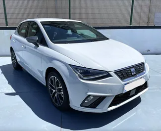 Vista frontal de un SEAT Ibiza de alquiler en el aeropuerto de Tenerife Sur, España ✓ Coche n.º 9504. ✓ Automático TM ✓ 0 opiniones.