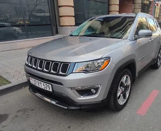 Vista frontal de un Jeep Compass de alquiler en Ereván, Armenia ✓ Coche n.º 9410. ✓ Automático TM ✓ 0 opiniones.