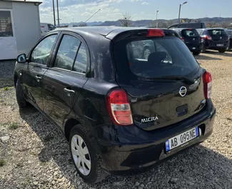 Vista frontal de un Nissan Micra de alquiler en el aeropuerto de Tirana, Albania ✓ Coche n.º 9370. ✓ Manual TM ✓ 0 opiniones.