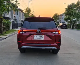 Bensin 1,5L-motoren til Toyota Veloz 2023 for utleie på Bangkok Don Muang lufthavn.